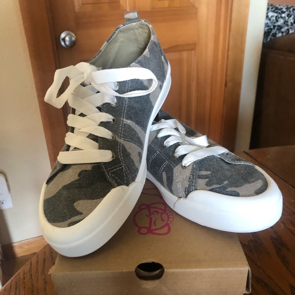 Green Camo lace up tennis shoes